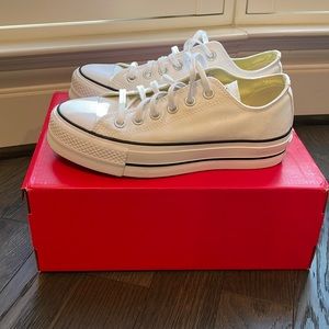 Women’s platform Converse sneaker, size US 7